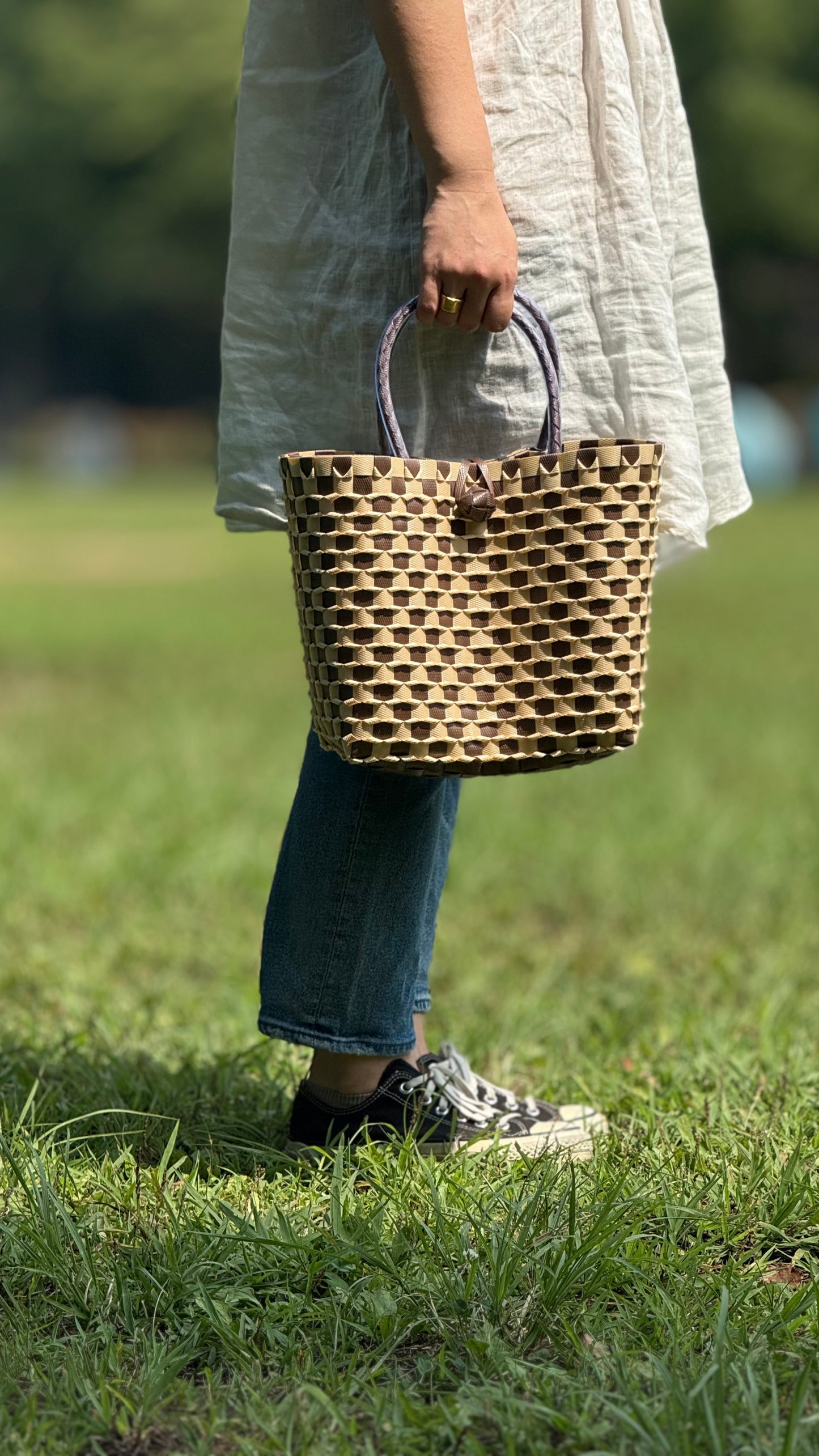 ブラウン ベージュ エンボス ハンドバッグ