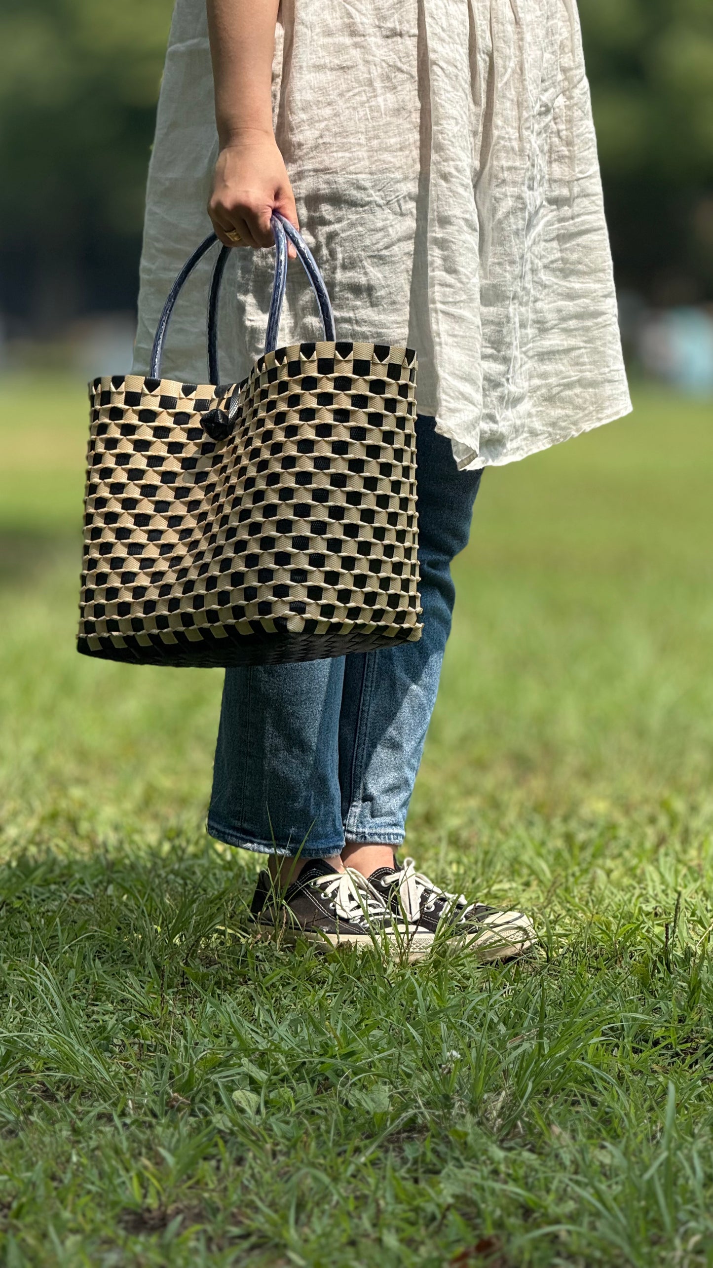 ブラック ベージュ エンボス ハンドバッグL