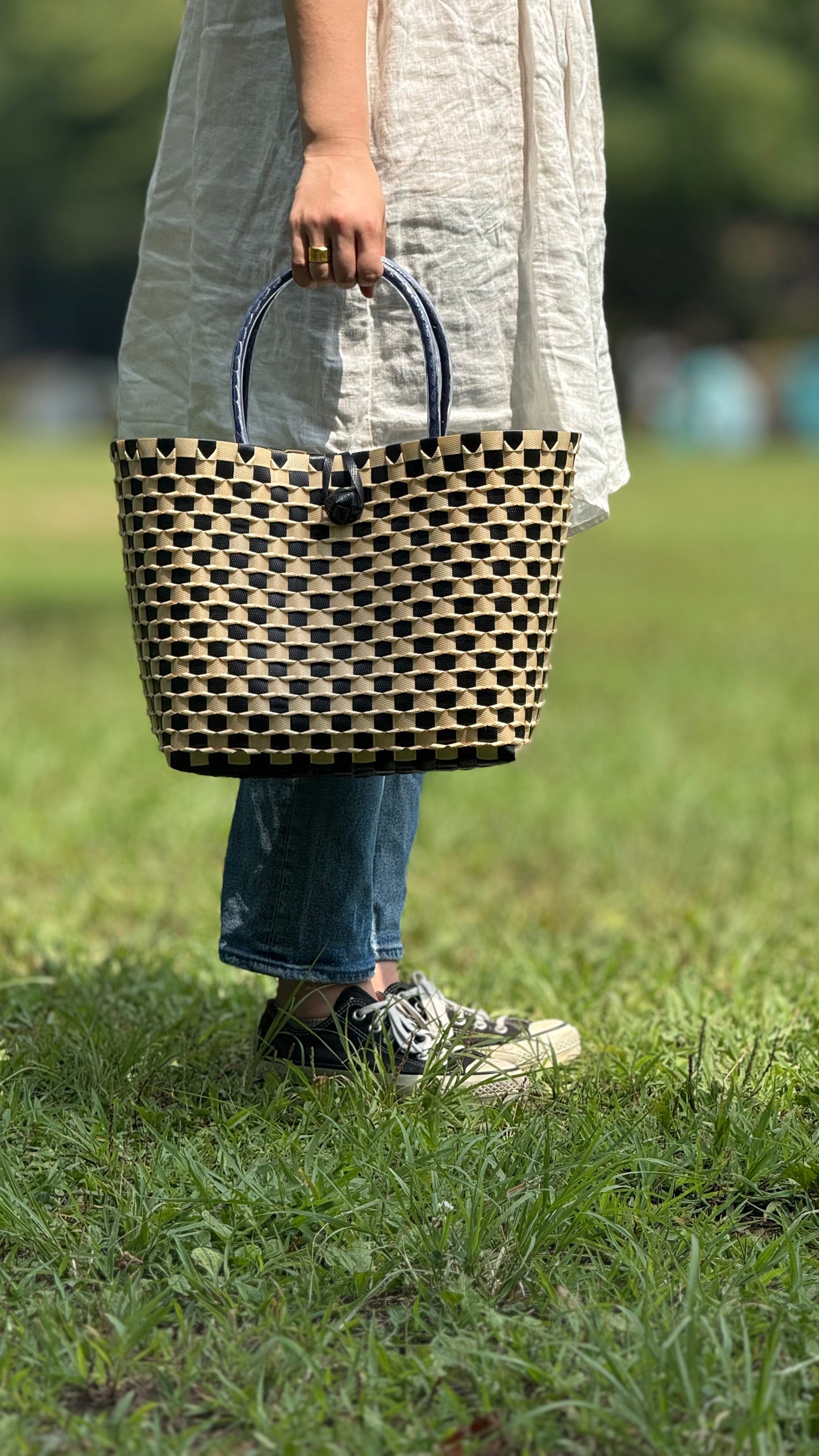 ブラック ベージュ エンボス ハンドバッグL