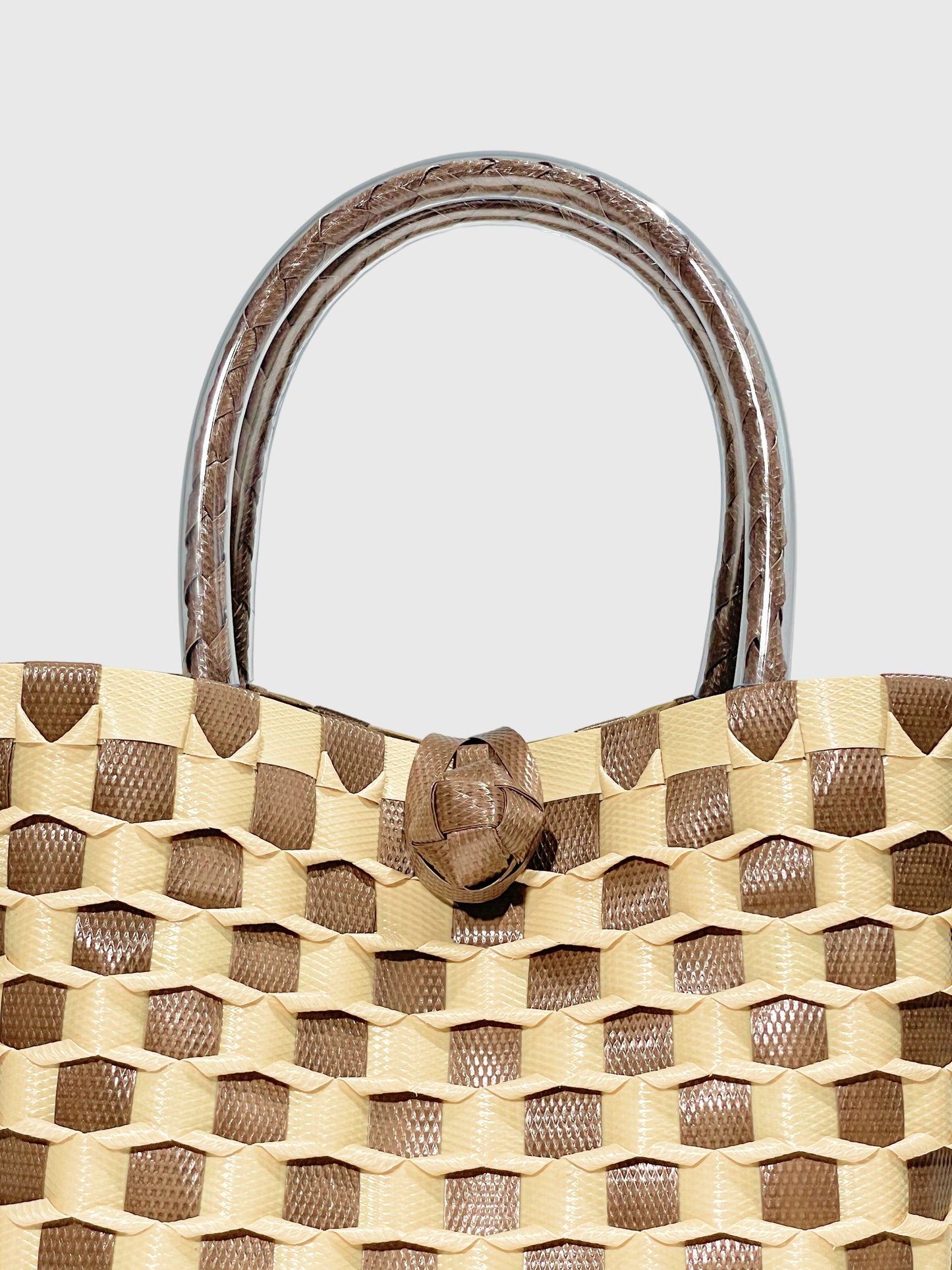 ブラウン ベージュ エンボス ミニ ハンドバッグ